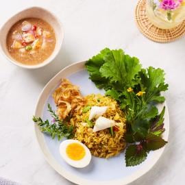 ข้าวผัดคั่วกลิ้งเนื้อปู พร้อมน้ำชุบกุ้งเผาผักเหนาะ ข้าวผัดคั่วกลิ้งเนื้อปู พร้อมน้ำชุบกุ้งเผาผักเหนาะ